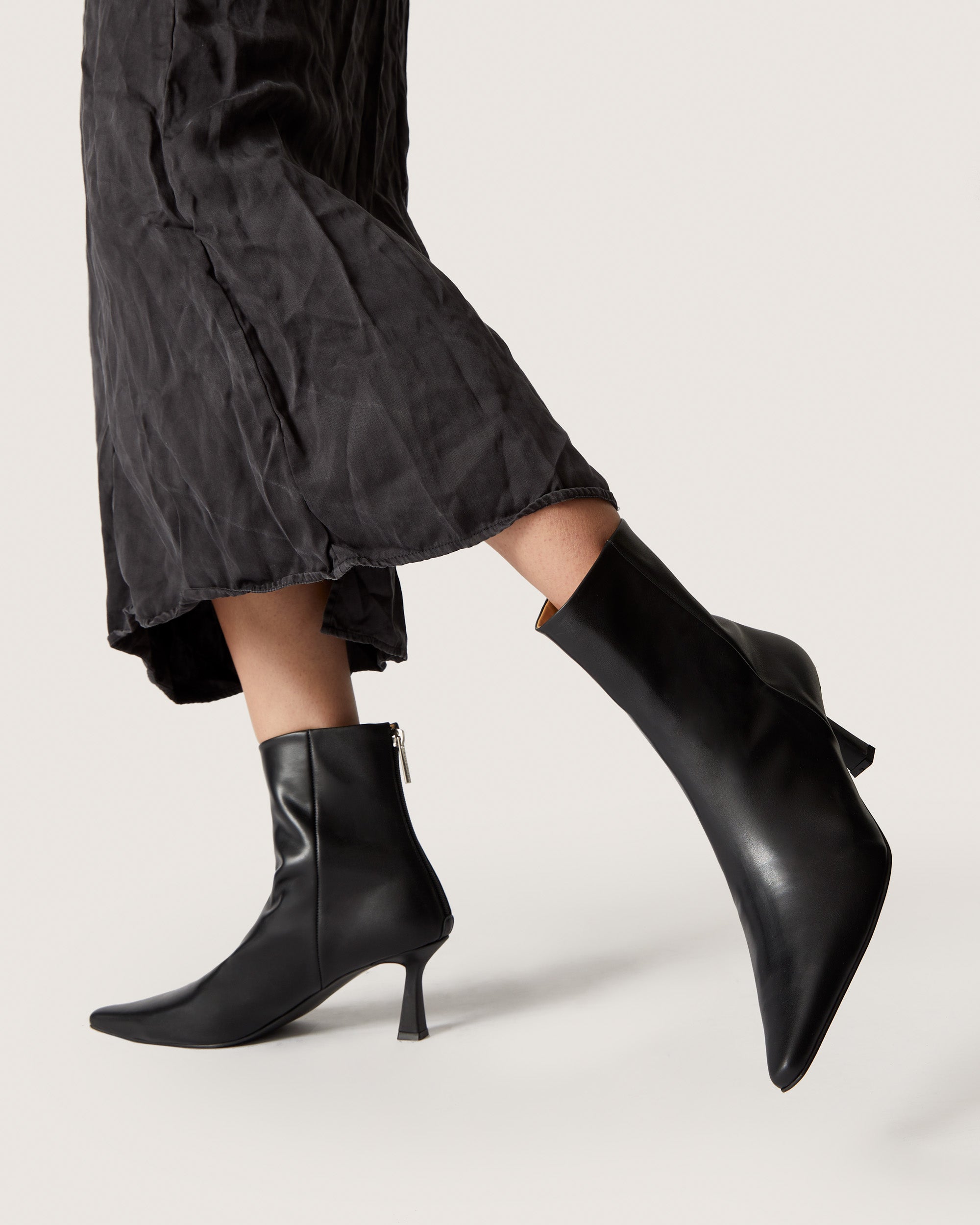 ASOS DESIGN heeled chelsea boots with pointed toe in black leather | ASOS